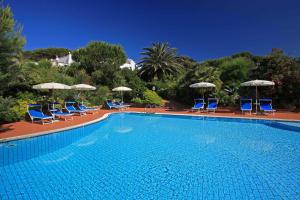 卡波利韦里安特雷丝酒店的一个带蓝色椅子和遮阳伞的大型游泳池