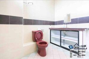 丹绒武雅Cozy 6BR Gurney GeorgeTown Homestay的一间带红色卫生间和水槽的浴室