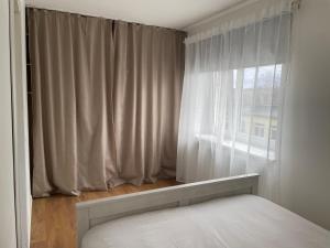 塔林Cozy apartment near TalTech and Elamus SPA的卧室配有白色的床和窗户。
