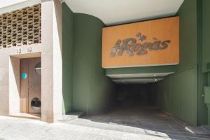 巴塞罗那H Regas Adults Only的建筑的侧面有标志