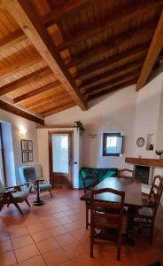 列尔纳La Casetta di Sornico的客厅配有沙发和桌椅