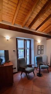 列尔纳La Casetta di Sornico的一间设有两把椅子、一张桌子和一台电视的房间