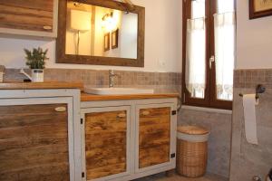 San Demetrio neʼ VestiniLa Rosa dei Pastori的一间带水槽和镜子的浴室