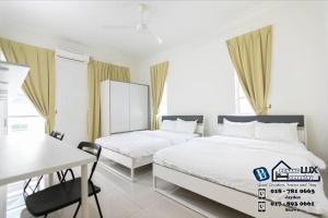 浮罗山背Balik Pulau 6BR Comfort Home Villa的一间卧室配有两张床、一张桌子和一张书桌