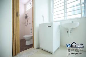 浮罗山背Balik Pulau 6BR Comfort Home Villa的白色的浴室设有水槽和卫生间。