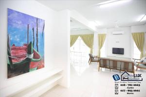 浮罗山背Balik Pulau 6BR Comfort Home Villa的客厅墙上挂着一幅船画