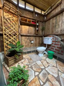 金贾Jinja Backpackers的木墙浴室设有卫生间