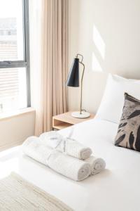 开普敦Casa on Kei Apple by Totalstay的一张白色的床,上面有两条毛巾