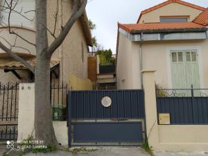 普罗旺斯艾克斯la maison de josy的房子前面的蓝色门