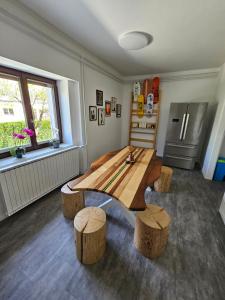 波斯托伊纳The Green Door Apartment的木桌和长凳