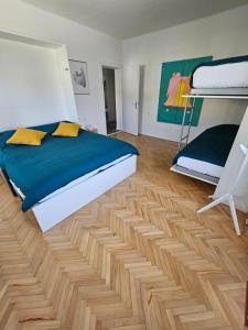 波斯托伊纳The Green Door Apartment的一间卧室配有一张床,铺有木地板