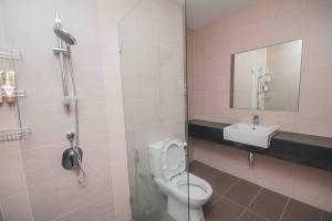 峇六拜3 bedroom condo with Pool near Queensbay Mall的浴室配有卫生间、盥洗盆和淋浴。
