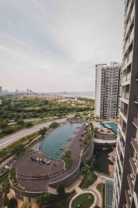 峇六拜3 bedroom condo with Pool near Queensbay Mall的城市中一座游泳池的空中景观,