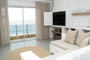 莫塞尔湾Diaz Ocean View Hotel的海景白色客厅