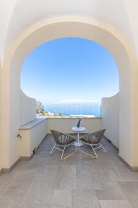 卡普里Casa Dani Capri的配有桌椅的海景客房