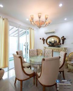 卧佛Teluk Bahang European Style SemiD 4 Bedrooms 10ppl的一间带桌椅和吊灯的用餐室
