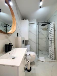 维斯瓦Apartamenty Ski & Fun Spokojna的白色的浴室设有水槽和淋浴。