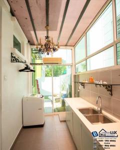 卧佛Teluk Bahang European Style SemiD 4 Bedrooms 10ppl的厨房配有水槽和吊灯。