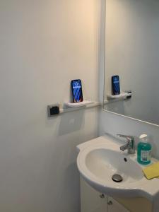 圣丹尼斯Immense StuDio 51 jusqu'à 4 personnes avec vue mer的白色的浴室设有水槽和镜子