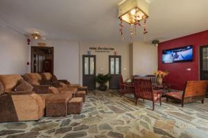 萨帕Mega View Homestay的带沙发和电视的大型客厅