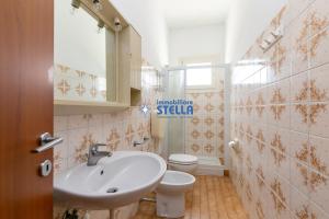 利多迪耶索罗Condominio Baraziol的一间带水槽和卫生间的浴室