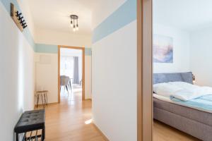 埃德湖Harmony: Edersee Apartment – Sperrmauer – Lounge的一间卧室设有一张床和一间用餐室