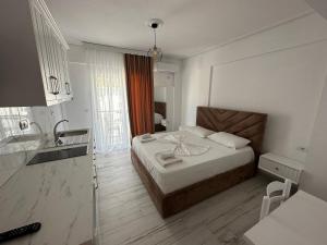 卡萨米尔Vila Kylie的酒店客房带一张床和一个厨房