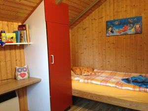 格吕克斯堡Ferienwohnung Michel的红色橱柜内的一张床位