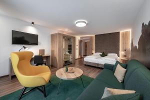 莫利尼迪图雷斯Vitaurina Royal Hotel的酒店客房带绿色的沙发和一张床