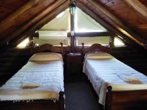 富内斯Quechua Cabañas Funes的帐篷内的一个房间里设有两张床