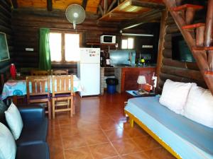 富内斯Quechua Cabañas Funes的一间带床和厨房的客厅