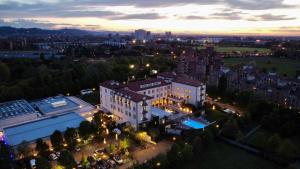 博洛尼亚萨沃亚摄政酒店的夜晚城市的空中景观