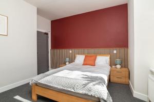 阿伯丁Heart of Aberdeen * Ground Floor的一间卧室设有一张红色墙壁的大床
