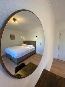 路德维希堡Nisay Home - 4 Room Apartment - Nr2的一间卧室配有床和圆镜子