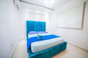 圣弗朗西斯科德马科里斯SFMverdana Rental的一间白色客房内的蓝色床卧室
