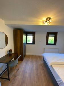 路德维希堡Nisay Home - 3 Room Apartment - Nr3的一间卧室配有一张床、一张桌子和一张床
