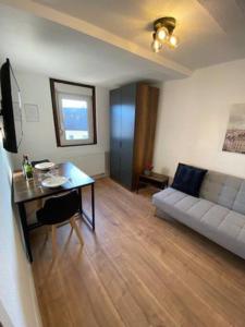 路德维希堡Nisay Home - 3 Room Apartment - Nr3的客厅配有沙发和桌子