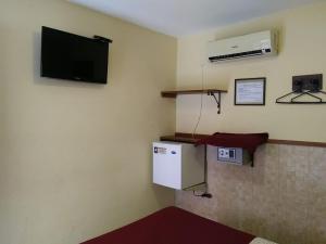 科洛尼亚-德尔萨克拉门托里维拉酒店的客房设有小冰箱和墙上的电视。