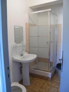 贝端Le Guintrand的带淋浴、盥洗盆和卫生间的浴室
