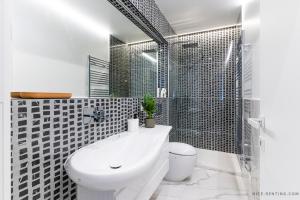尼斯Nice Renting - BAVASTRO - Luxurious Loft - 2 BedRoom - AC - Balcony - Trendy Neighborhood的浴室配有卫生间、盥洗盆和淋浴。