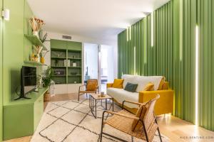 尼斯Nice Renting - BAVASTRO - Luxurious Loft - 2 BedRoom - AC - Balcony - Trendy Neighborhood的客厅拥有绿色的墙壁和黄色的沙发