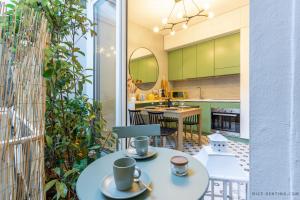 尼斯Nice Renting - BAVASTRO - Luxurious Loft - 2 BedRoom - AC - Balcony - Trendy Neighborhood的一间厨房和带两张桌子及椅子的用餐室