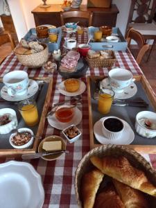 蒙利沃Chambre d'hôte Montlivault / Chambord的餐桌,早餐包括面包和饮料