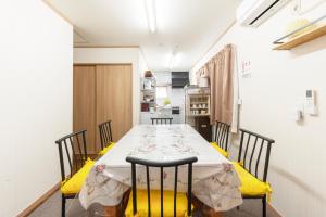Yoshioka多目的スタジオ月兎園 BBQや花火できます #Ok1的一间带桌椅的用餐室