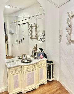 格拉纳达Luna Centro 5 habitaciones的一间带水槽和镜子的浴室