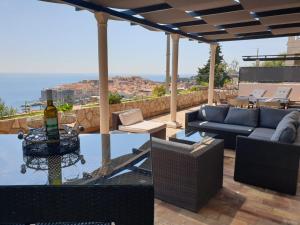 杜布罗夫尼克Dubrovniks best views apartment from a spacious terrace的庭院里摆放着一瓶葡萄酒