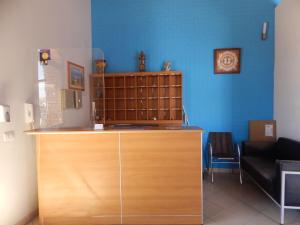 恩佩多克莱港卡萨安科拉公寓的蓝色墙壁的房间里木书架