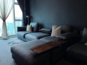 莎阿南Large 2BR Near to Avisena, PKNS,SACC Mall,UitmSek7 Shah Alam的带沙发和窗户的客厅