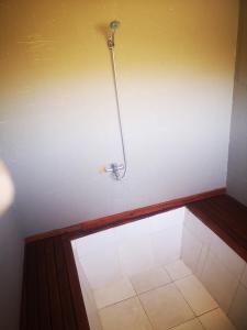 卢汉德库约Glamping Mendoza的带淋浴的浴室(带白色墙壁)