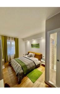 贝加莫Smart House Rooms Luxury的一间卧室配有一张绿色的大床